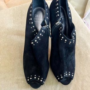 👠Saks Fifth Avenue Black Suede Studded Low Bootie Size 10.